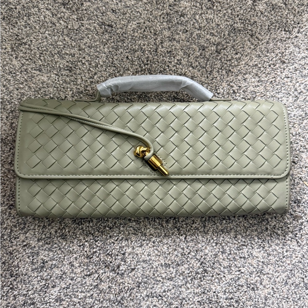 Elegant Woven Leather Clutch - Green